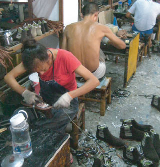 職人によるグッドイヤー靴生産ルーム